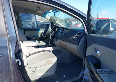 2016 Kia Sedona Lx z USA, uszkodzony, nr VIN KNDMB5C18G6191476